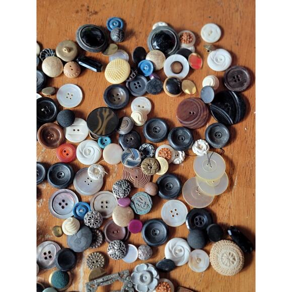 Vtg Mixed Lot All Types Buttons 188 Pieces Wood Metal Plastic Small To Large - Picture 4 of 12